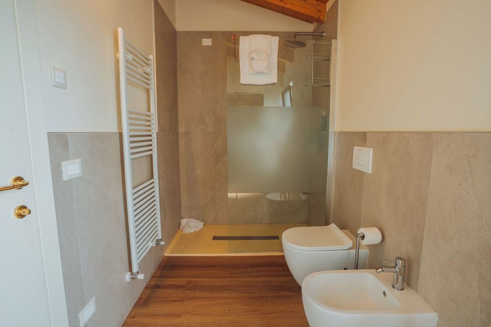 Garda Relais Panoramic Triple Room 5