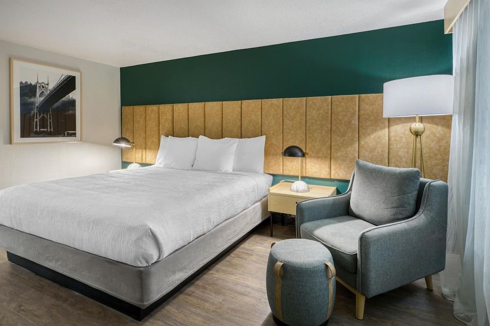 Best Western Portland West Beaverton Standard Room, 1 King Bed, Accessible, Refrigerator & Microwave (Walk-in Shower) 2