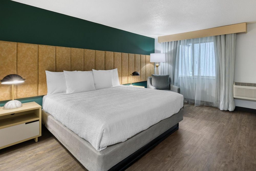 Best Western Portland West Beaverton Standard Room, 1 King Bed, Accessible, Refrigerator & Microwave (Walk-in Shower)