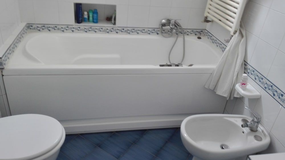 Franca Double Room (External Bathroom) 3