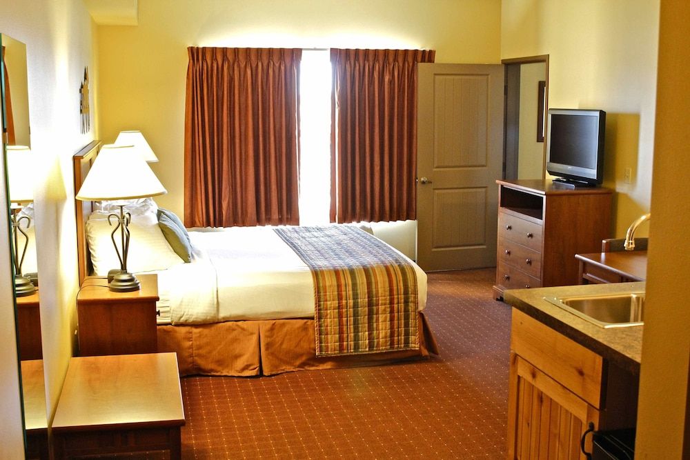 Family Suite, King and 2 Bunk Bed