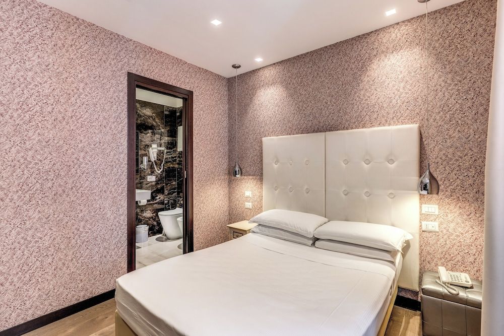 Relais Fontana di Trevi Basic Double Room 3