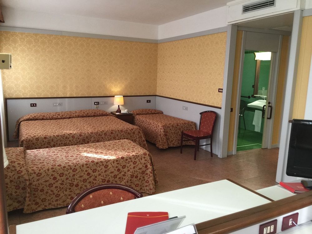 Hotel Maxim Classic Quadruple Room 2