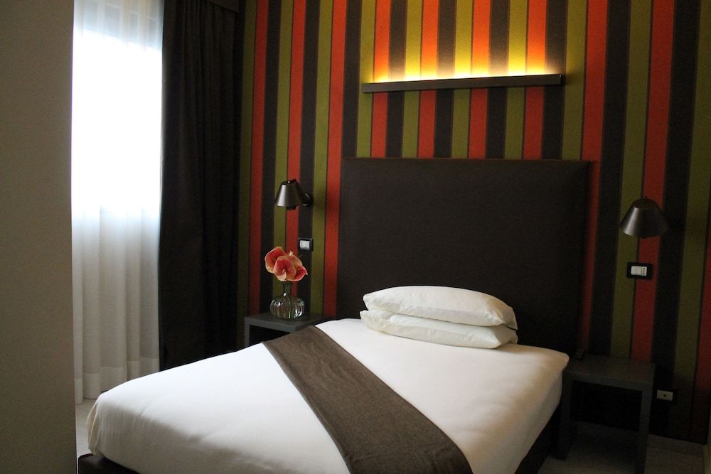 undefined Fifty House Cellini 5