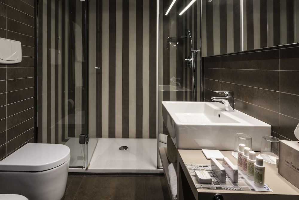 Fifty House Cellini Deluxe Room 7