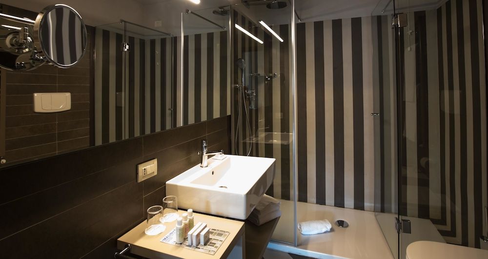 undefined Fifty House Cellini 6