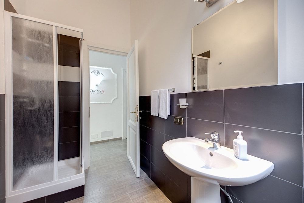 Domus 78 Standard Double Room (Private External Bathroom) 5