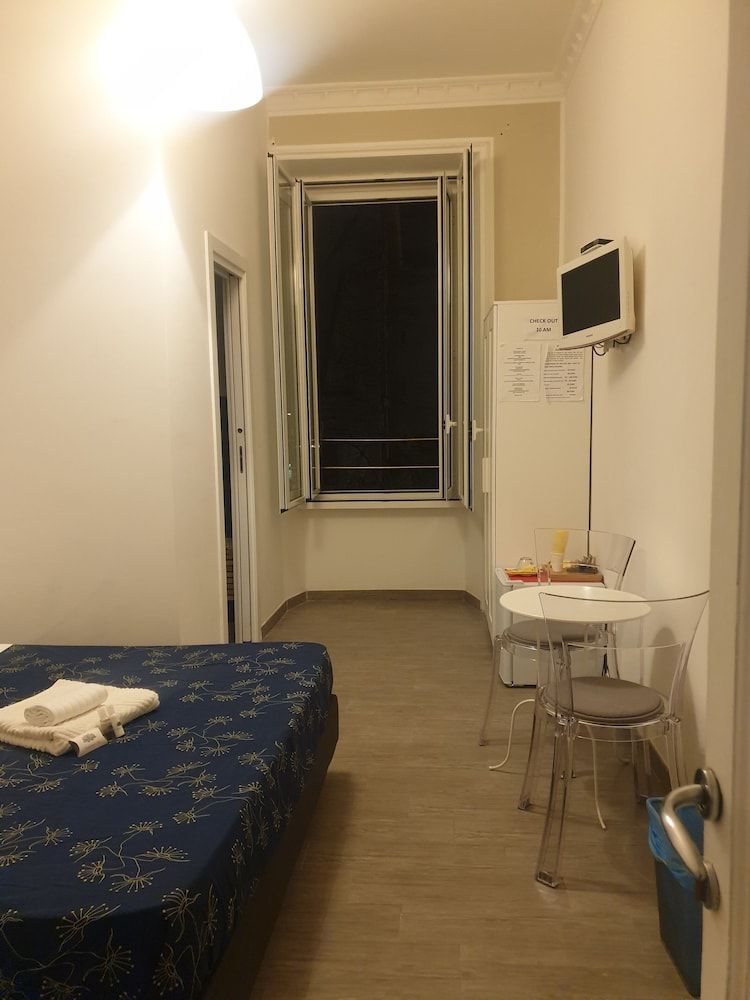 Domus 78 Standard Double Room (Private External Bathroom) 7