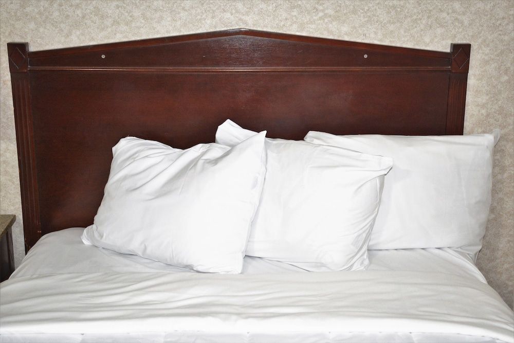 Atlantic Inn & Suites Deluxe Room 8