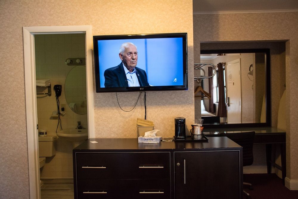 Atlantic Inn & Suites Deluxe Room 18