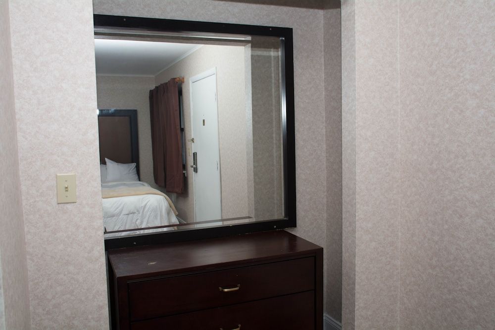 Atlantic Inn & Suites Deluxe Room 14