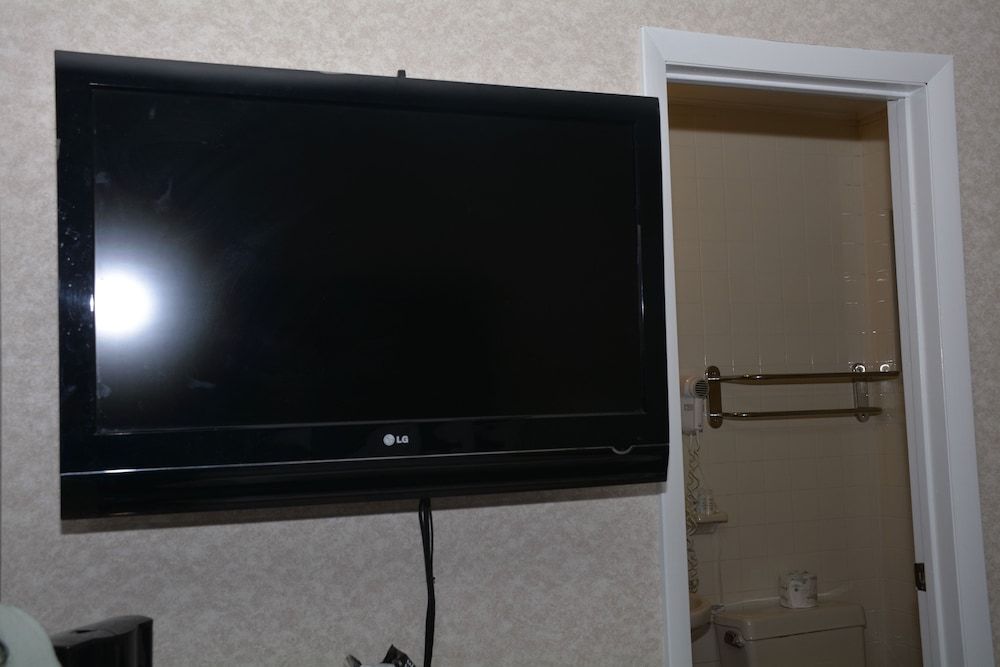 Atlantic Inn & Suites Deluxe Room 19