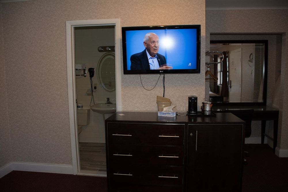 Atlantic Inn & Suites Deluxe Room 17