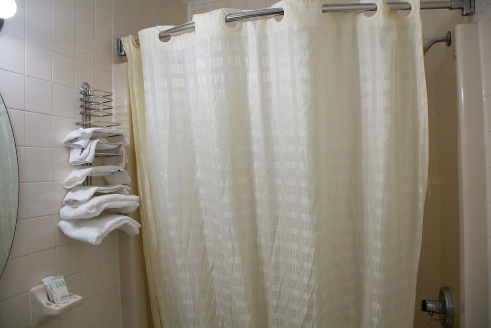 Atlantic Inn & Suites Deluxe Room 24