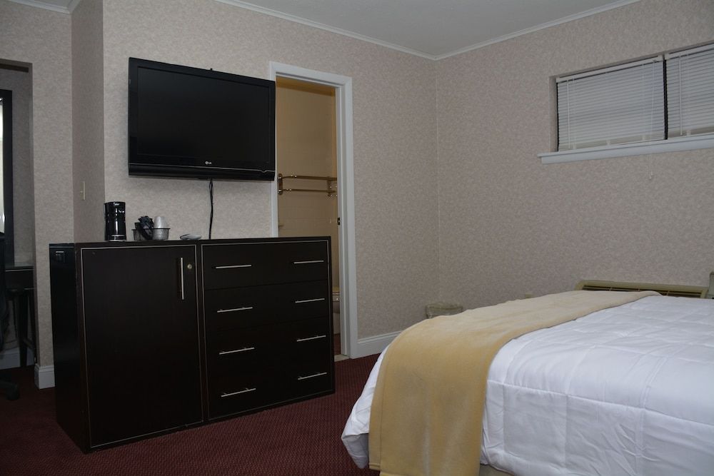 Atlantic Inn & Suites Deluxe Room 16