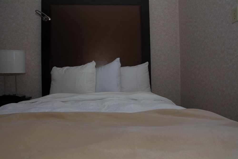 Atlantic Inn & Suites Deluxe Room 3