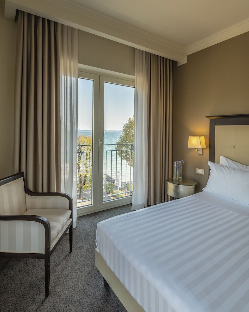 Villa Rosa Hotel Suite, Balcony, Lake View 4