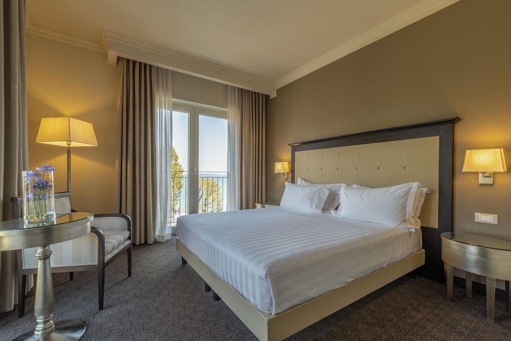 Villa Rosa Hotel Suite, Balcony, Lake View 2