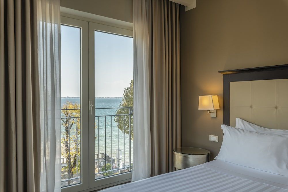 Villa Rosa Hotel Suite, Balcony, Lake View 9