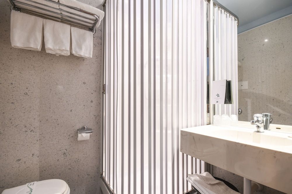 Hotel City Single Room, 1 Large Twin Bed 2