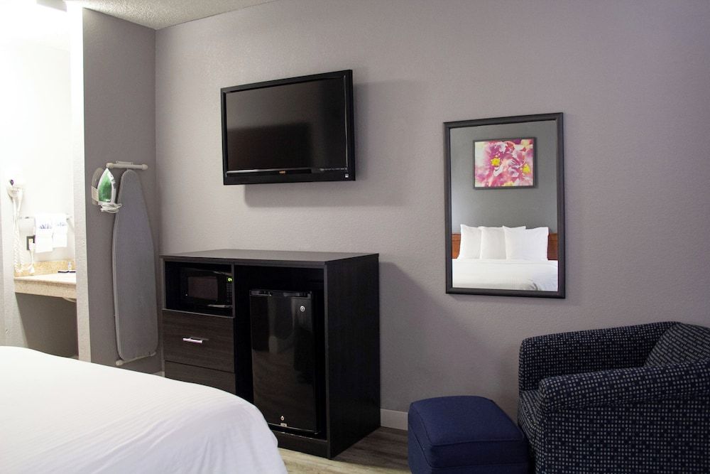 New Victorian Inn & Suites in Sioux City, IA Room, 1 Queen Bed, Accessible (Accessible Room*Queen Bed*42 in TV) 3