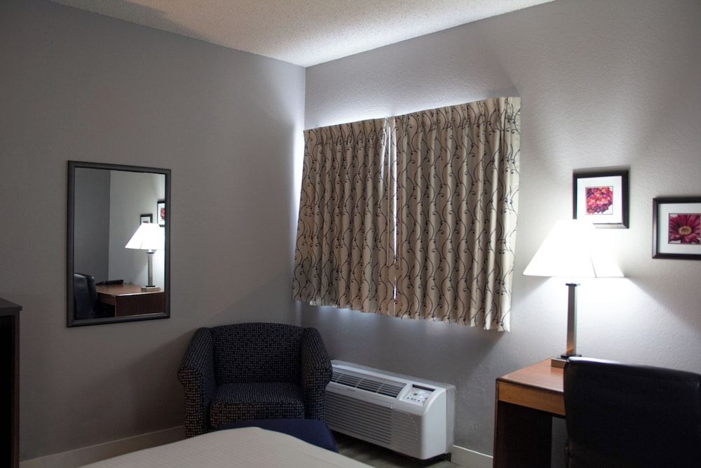 New Victorian Inn & Suites in Sioux City, IA Room, 1 Queen Bed, Accessible (Accessible Room*Queen Bed*42 in TV) 5