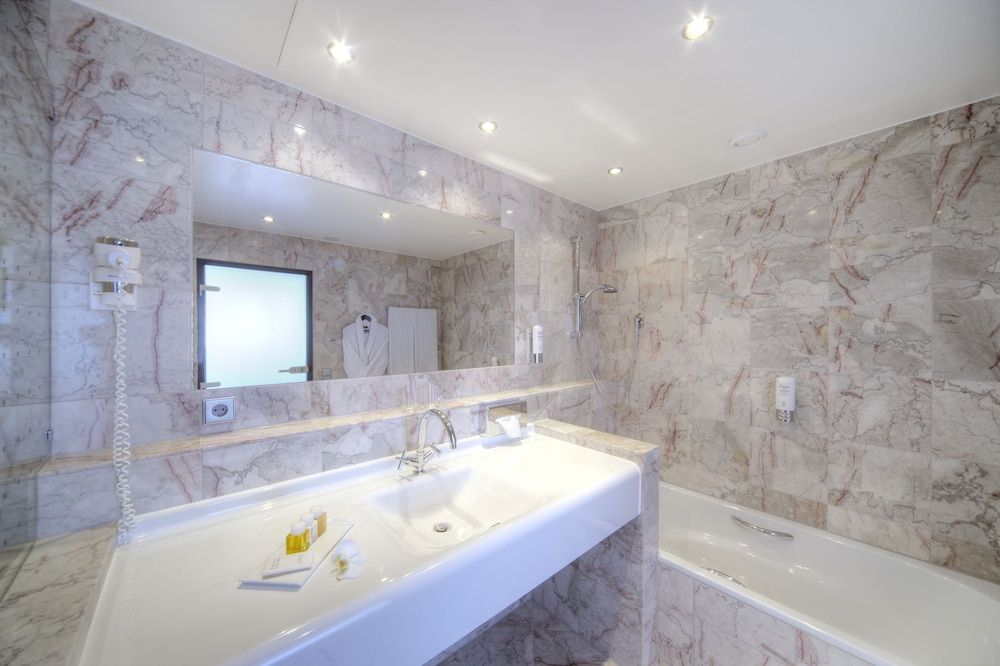 ARCOTEL Nike Junior Suite 6