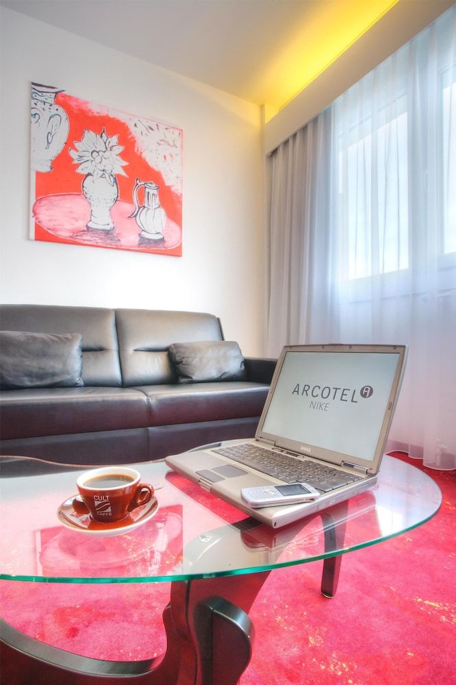 ARCOTEL Nike Junior Suite 10