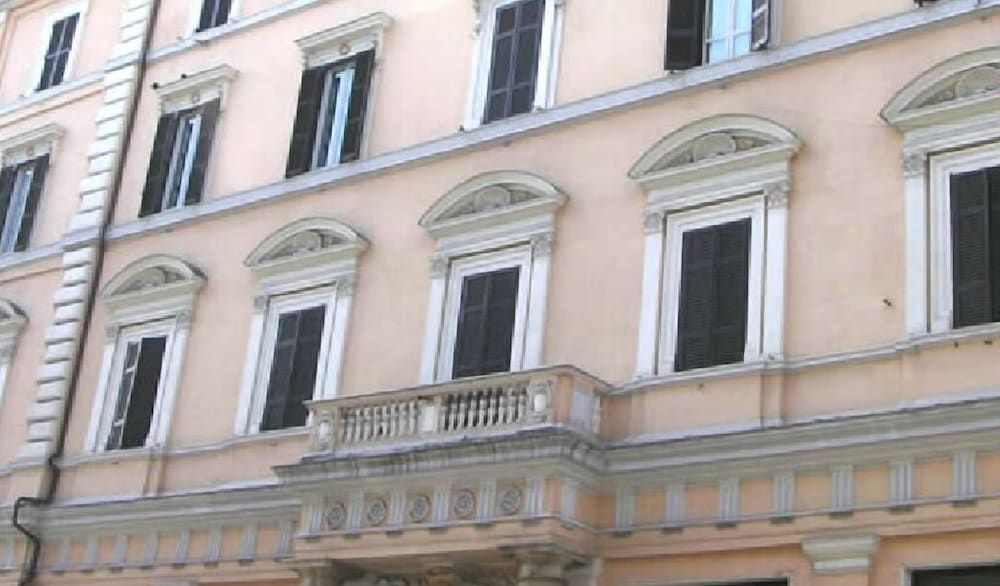 undefined Colosseo Studio Suites