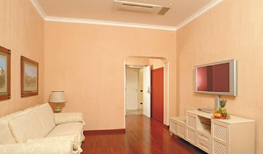 undefined Colosseo Studio Suites 5