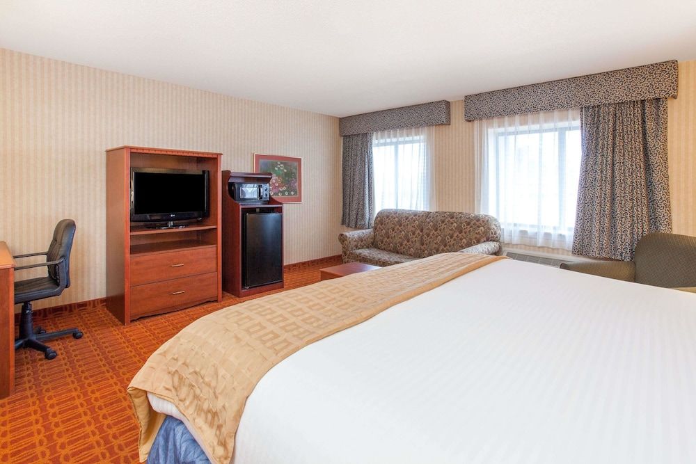 Suite, 1 King Bed, Non Smoking (One-Bedroom)