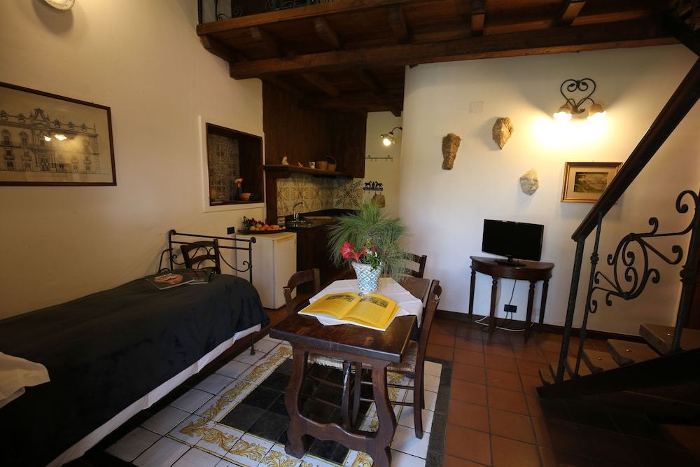 Villa Dei Papiri Family Studio Suite, Kitchen, Garden Area 3