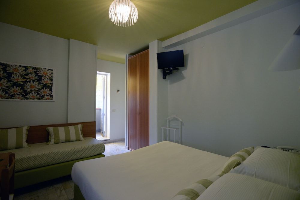 Classic Triple Room, Balcony