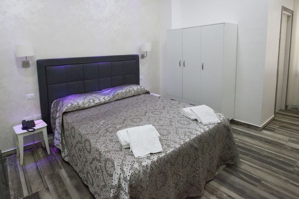 Napoli Garibaldi Square Standard Double Room 6