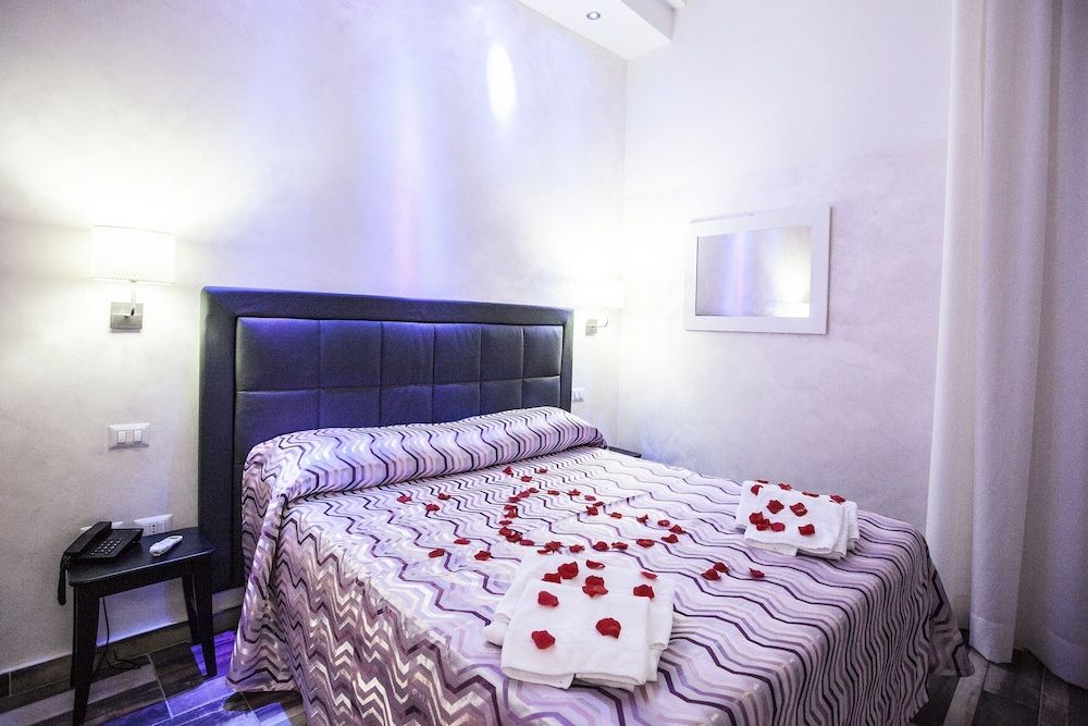 Napoli Garibaldi Square Standard Double Room 6