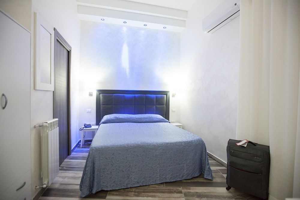 Napoli Garibaldi Square Standard Double Room 4