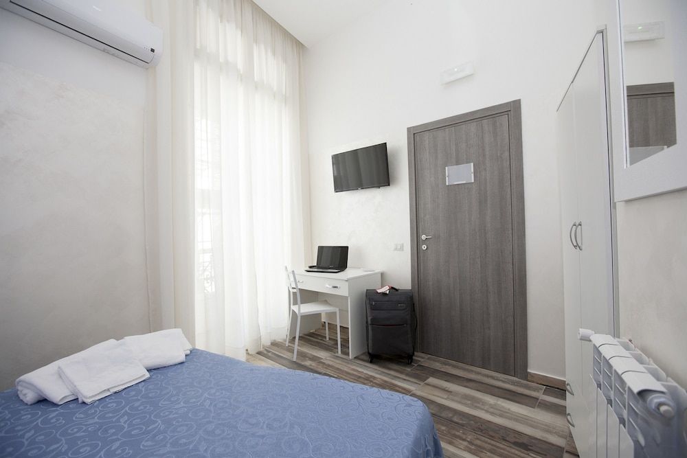 Napoli Garibaldi Square Standard Double Room 3
