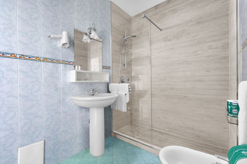 Hotel Herculaneum Superior Triple Room 6