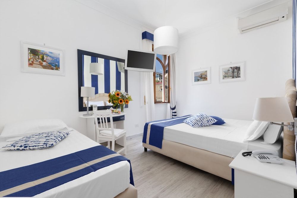 Hotel Herculaneum Superior Triple Room 4