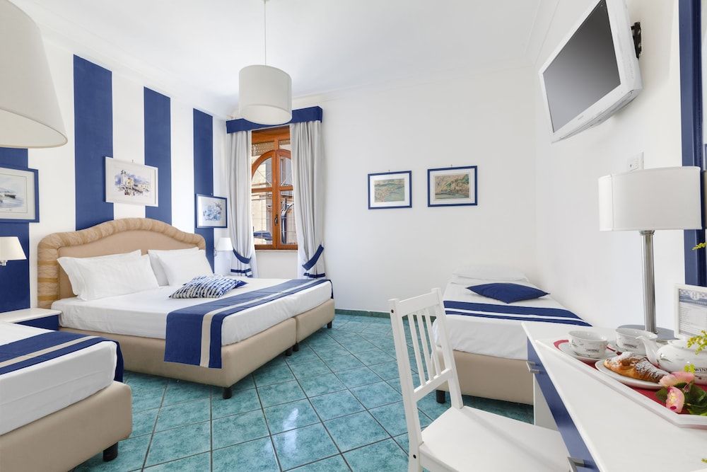 Hotel Herculaneum Superior Quadruple Room 2