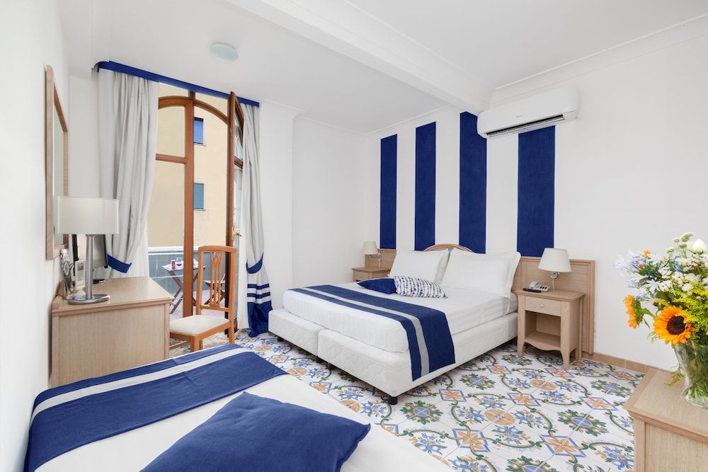 Hotel Herculaneum Superior Triple Room 3