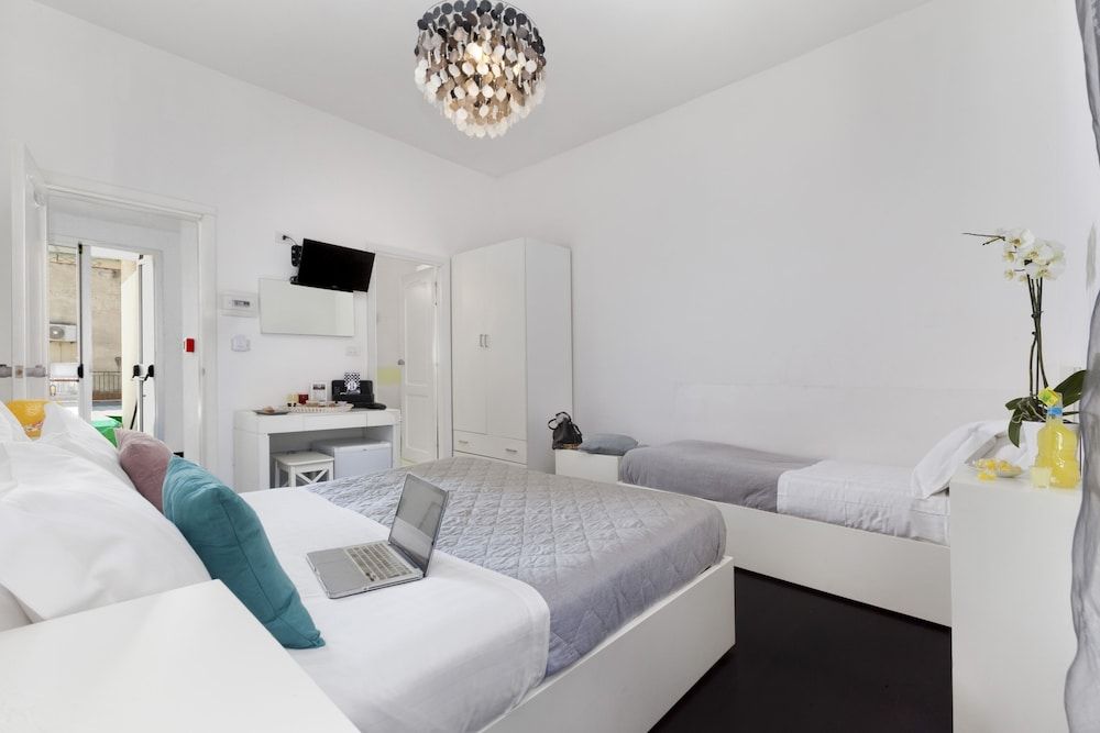 Hotel Herculaneum Standard Triple Room 4