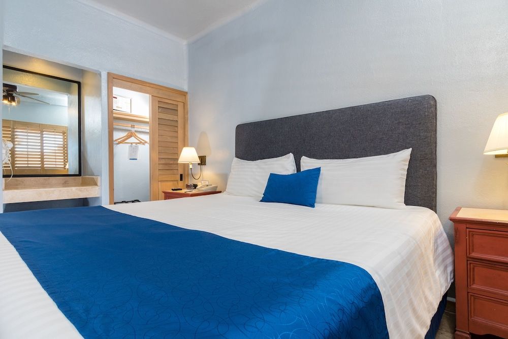 Peñasco del Sol Master Suite Ocean View with Balcony King Bed & Sofa Bed 2