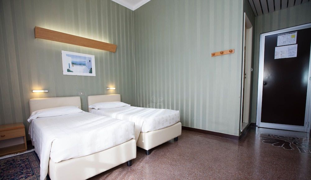 Hotel Vittoria & Orlandini Standard Twin Room 3