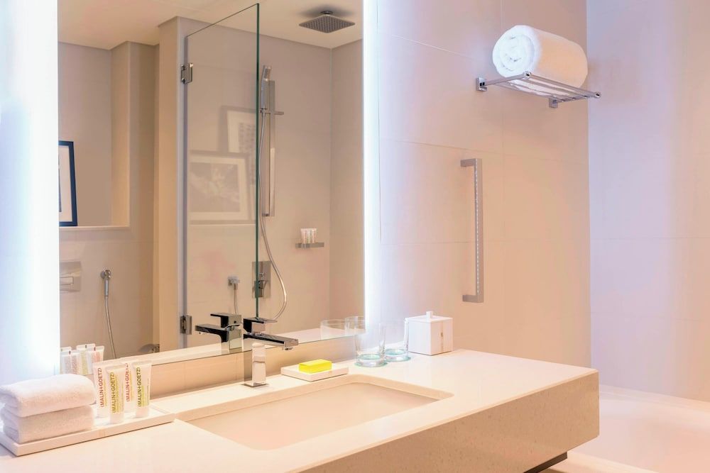 Le Royal Meridien Beach Resort And Spa Deluxe Room, Non Smoking (Balcony) 6