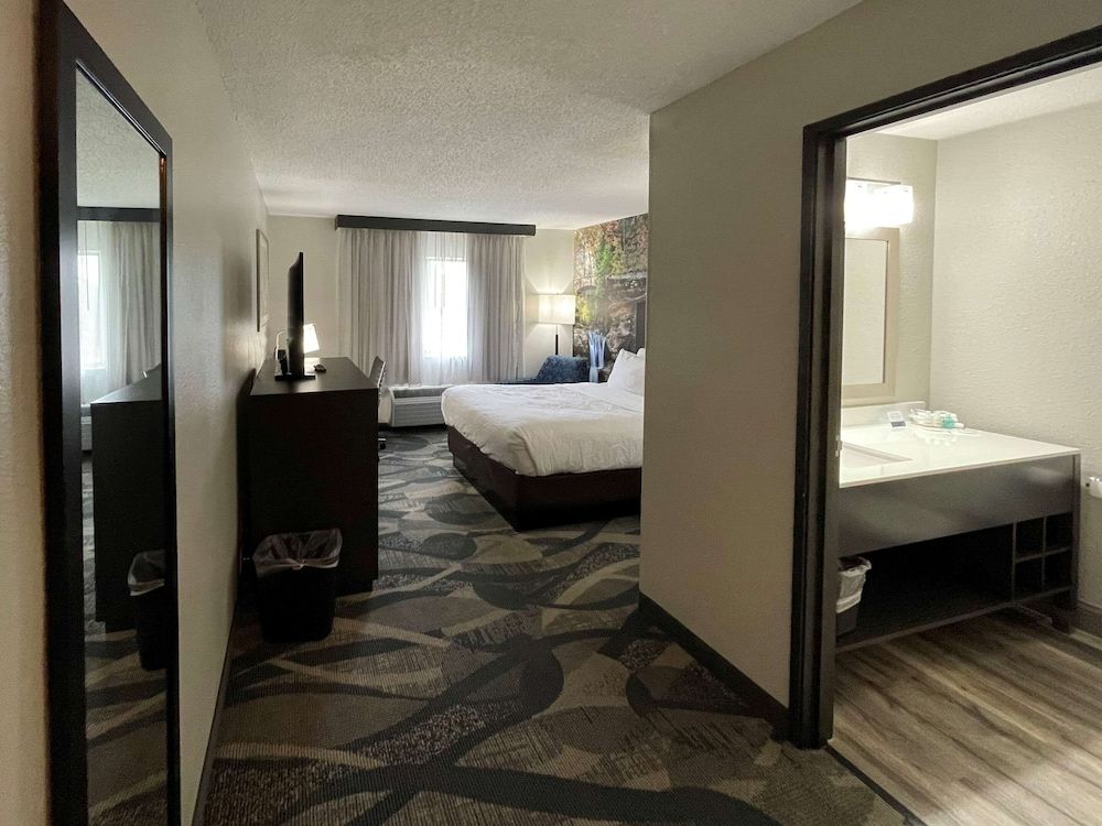 Standard Room, 1 Queen Bed
