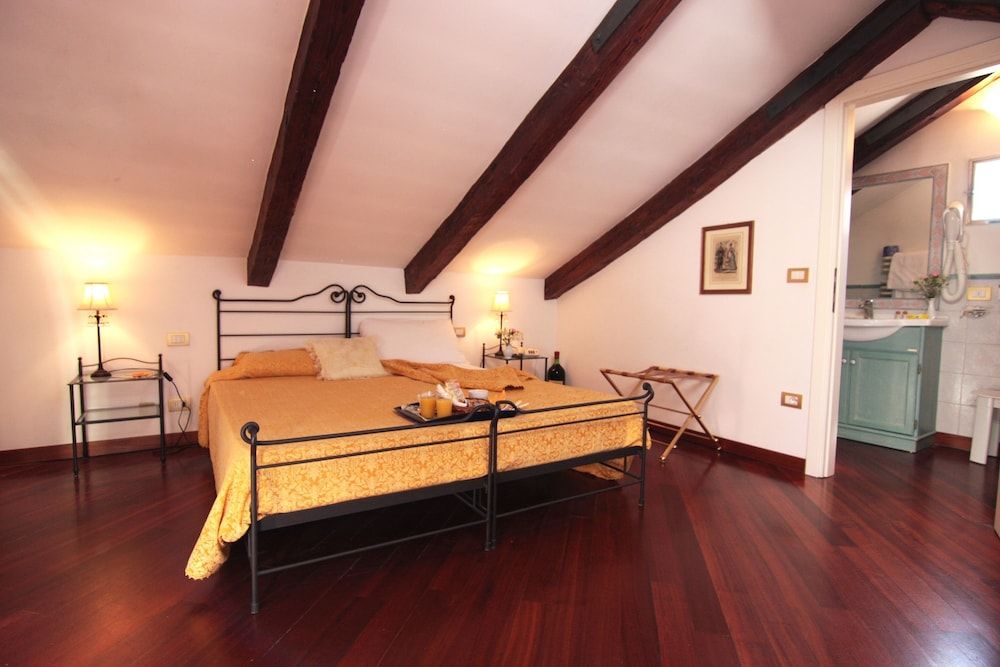 Ca' Riccio Suite, 1 King Bed, Hot Tub 4