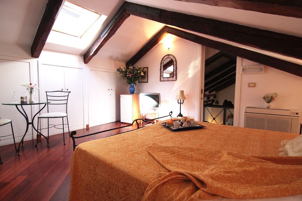 Ca' Riccio Suite, 1 King Bed, Hot Tub 2