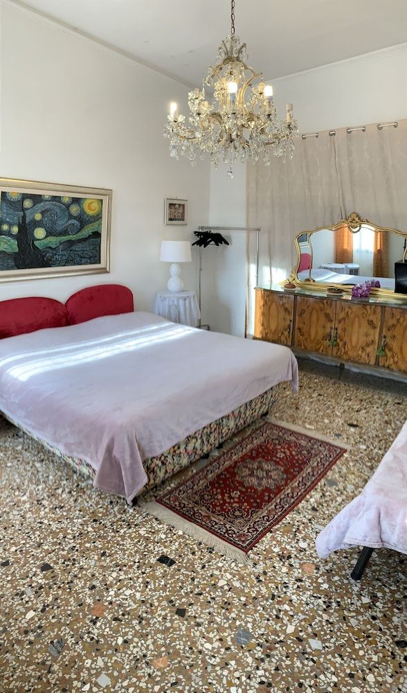 Princess Guest House Honeymoon Room, Shared Bathroom, Canal View 5