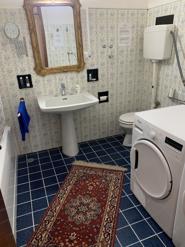 Princess Guest House Luxury Room, Shared Bathroom, Canal View 15